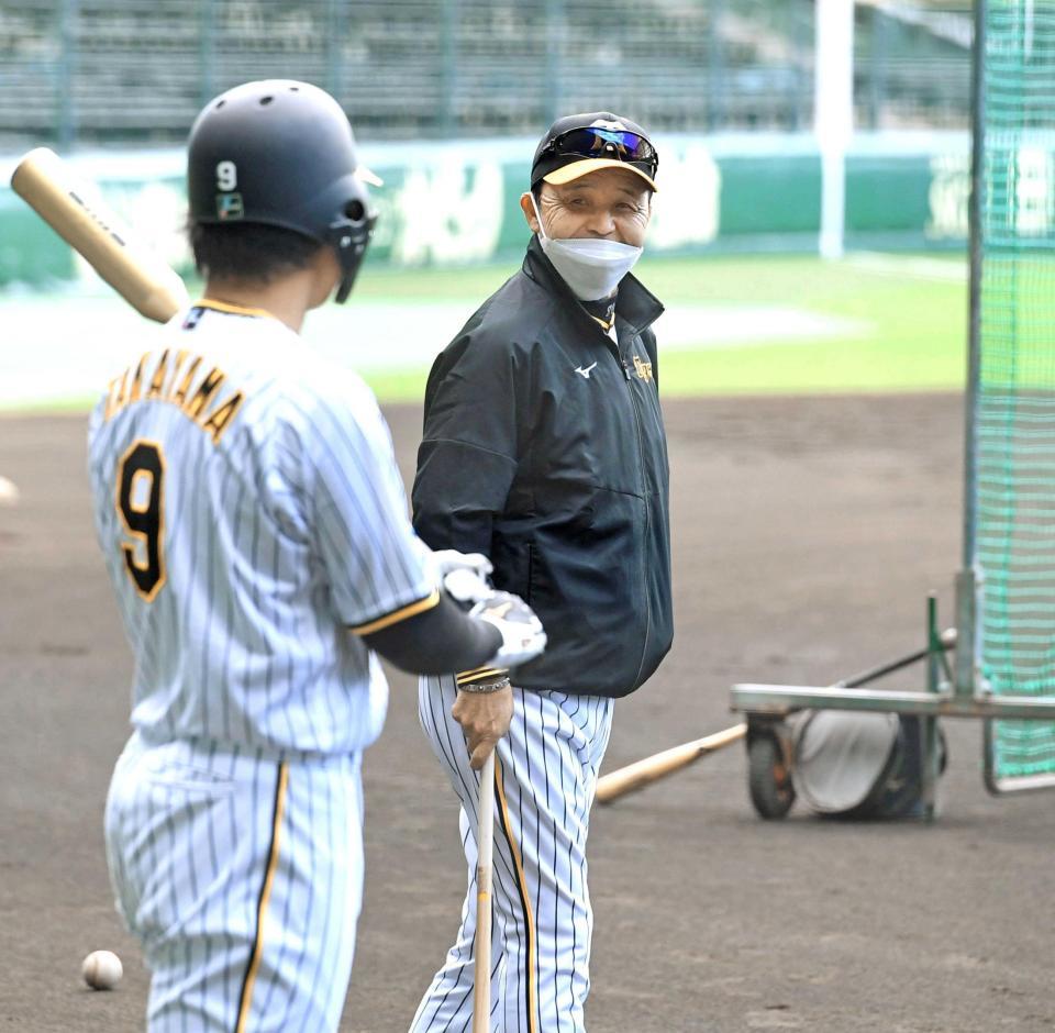 　打撃練習する高山に笑顔で声をかける岡田監督（撮影・飯室逸平）