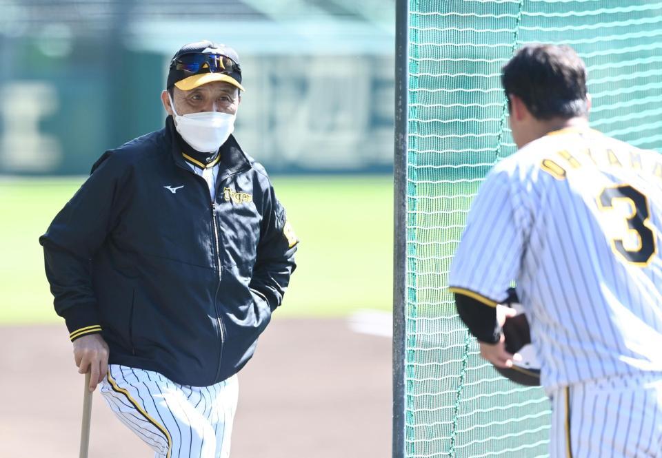 　練習を見守る岡田監督（撮影・飯室逸平）