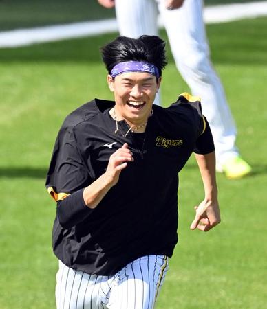 　守護神に向かってＧＯ！笑顔でダッシュする湯浅（撮影・山口登）