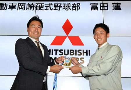 　阪神に６位で指名された富田蓮（右）は、筒井和也スカウトから岡田監督のサインが入ったドラフト会議のパスを受け取る＝三菱自動車岡崎製作所（撮影・山口登）