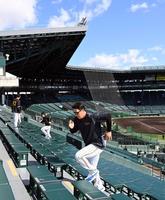 　さらなる高みを目指して－。アルプススタンドを駆け上がる大山（撮影・山口登）
