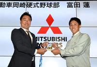 　阪神に６位で指名された富田蓮（右）は、筒井和也スカウトから岡田監督のサインが入ったドラフト会議のパスを受け取る＝三菱自動車岡崎製作所（撮影・山口登）