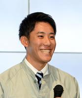 　会見で笑顔を見せる富田蓮＝三菱自動車岡崎製作所（撮影・山口登）