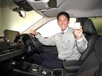 　自社の車に乗り込み、笑顔を見せる富田蓮＝三菱自動車岡崎製作所（撮影・山口登）