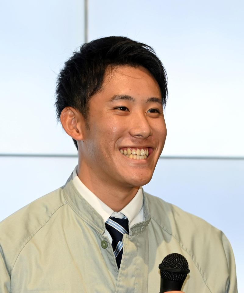 　会見で笑顔を見せる富田蓮＝三菱自動車岡崎製作所（撮影・山口登）