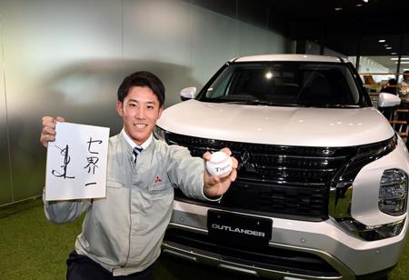 　笑顔を見せポーズを決める富田蓮＝三菱自動車岡崎製作所（撮影・山口登）