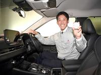 自社の車に乗り込み、笑顔を見せる三菱自動車岡崎・富田（撮影・山口登）
