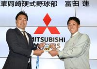 筒井スカウト（左）から岡田監督のサインが入ったドラフト会議のパスを受け取る富田