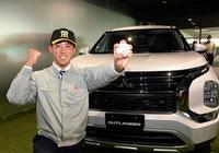 　笑顔を見せポーズを決める富田蓮＝三菱自動車岡崎製作所（撮影・山口登）