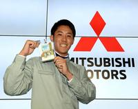 　阪神に６位で指名された富田蓮は、岡田監督のサインが入ったドラフト会議のパスを手に笑顔を見せる＝三菱自動車岡崎製作所（撮影・山口登）