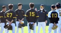 　投手陣を集めて話をする岡田監督（右側）＝撮影・田中太一