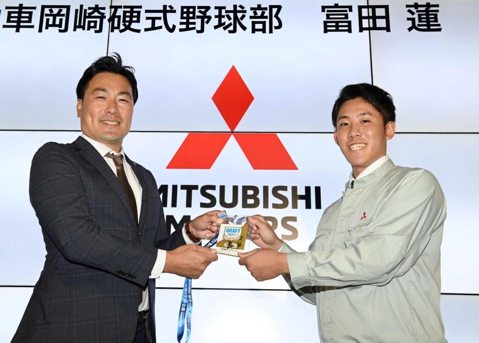 筒井スカウト（左）から岡田監督のサインが入ったドラフト会議のパスを受け取る富田