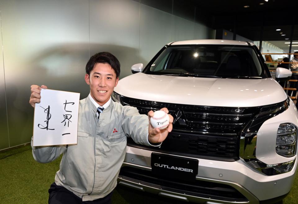 　笑顔を見せポーズを決める富田蓮＝三菱自動車岡崎製作所（撮影・山口登）