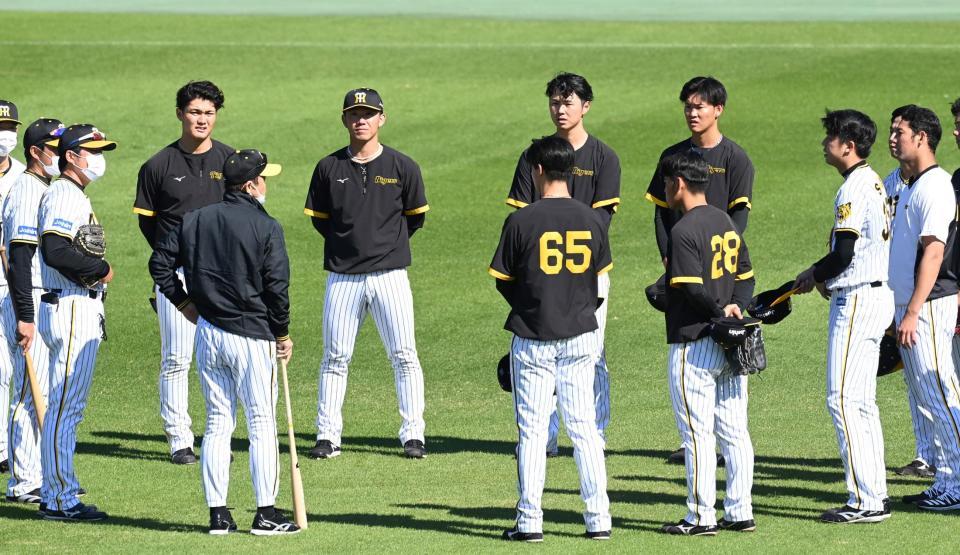 　岡田監督からアドバイスを受ける投手陣（撮影・飯室逸平）