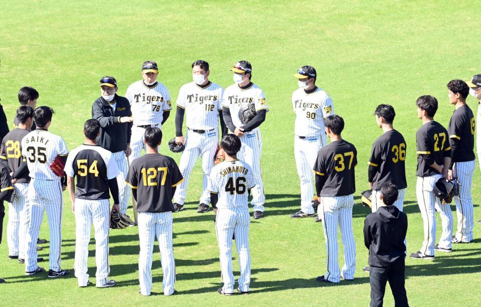 　投手陣と集め、アドバイスを送る岡田監督（撮影・飯室逸平）