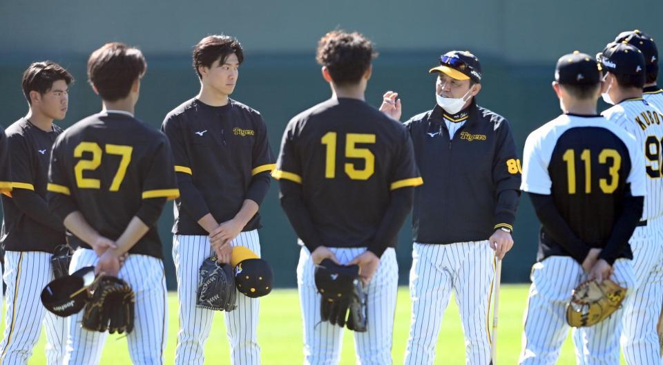 　投手陣を集めて話をする岡田監督（右側）＝撮影・田中太一