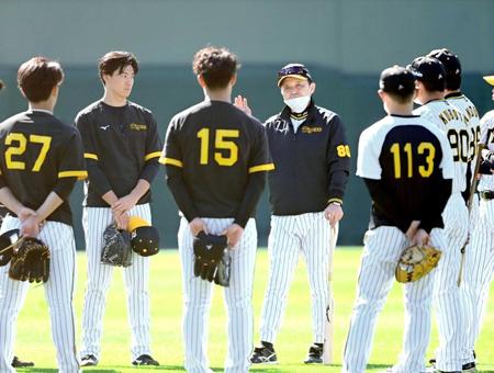 　投手陣に手ぶりを交えて話をする岡田監督（８０）＝撮影・田中太一