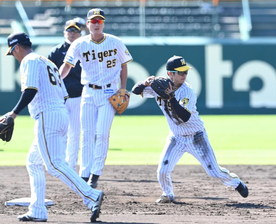 　シートノックでショートを守る中野（右、後方は二塁の渡辺）＝撮影・飯室逸平