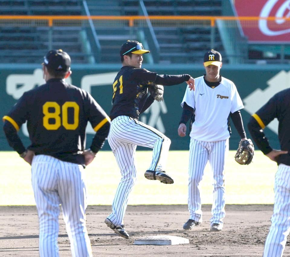 　岡田監督（８０）が見守る中、二遊間の連係で軽快な動きを見せる中野（撮影・飯室逸平）