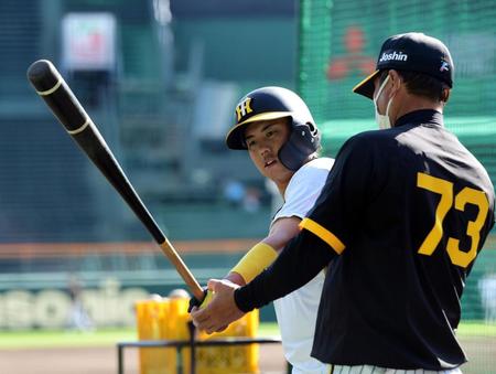 　水口コーチ（右）から指導を受ける梅野（撮影・山口登）