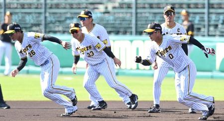 　走塁練習をする（左から）北條、糸原、木浪（撮影・田中太一）