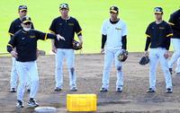 　二遊間の守備ノックで岡田監督の話を聞く（右から）中野、植田、北條、山本（撮影・田中太一）