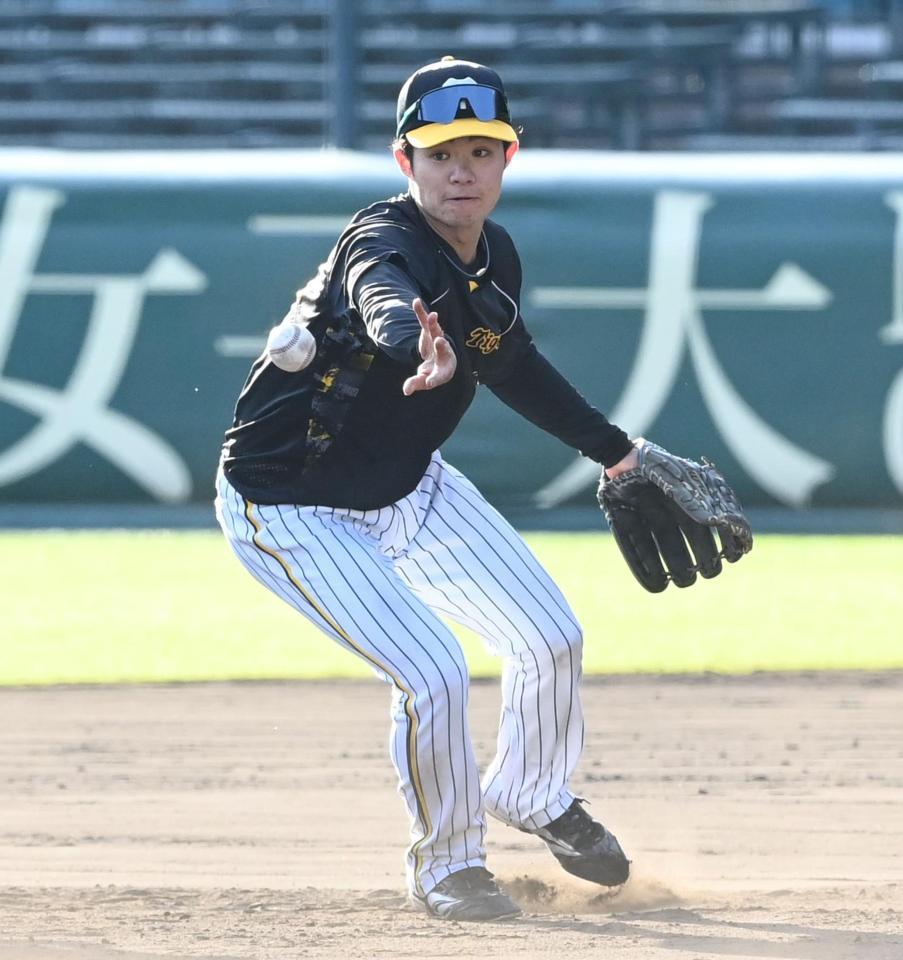 　守備練習をする中野（撮影・飯室逸平）