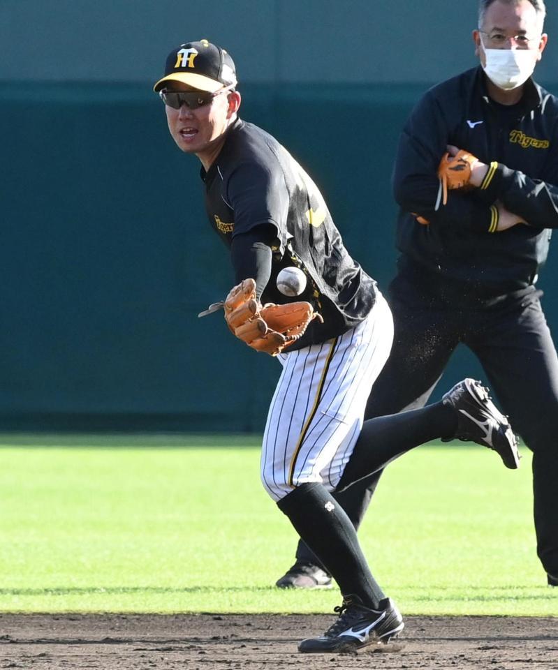 　守備練習をする糸原（撮影・飯室逸平）