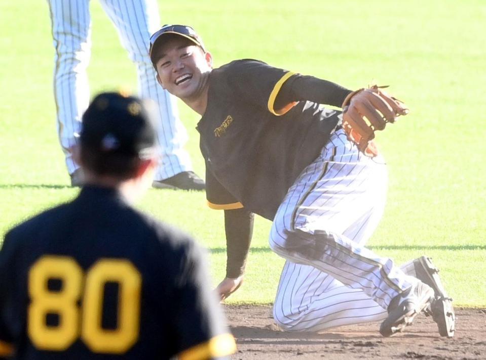 　岡田監督（手前）の前でハッスルする山本（撮影・田中太一）