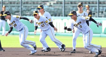 　走塁練習をする（左から）北條、糸原、木浪（撮影・田中太一）