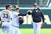 　ノックを受ける糸原らに声をかける平田ヘッドコーチ