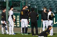 　岡田監督（右から２人目）は侍ジャパンに選出されている（左から）近本、湯浅、佐藤輝、中野（右端）に声を掛ける（撮影・山口登）