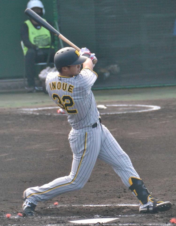 　２回、先頭で左翼に同点ソロを放つ井上