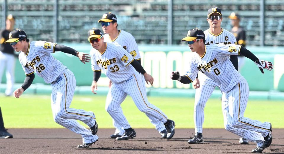 　走塁練習をする（左から）北條、糸原、木浪（撮影・田中太一）