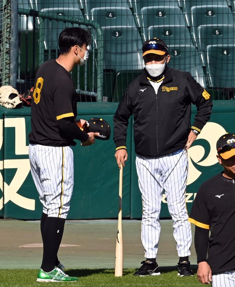 　佐藤輝（左）に声を掛ける岡田監督（撮影・山口登）