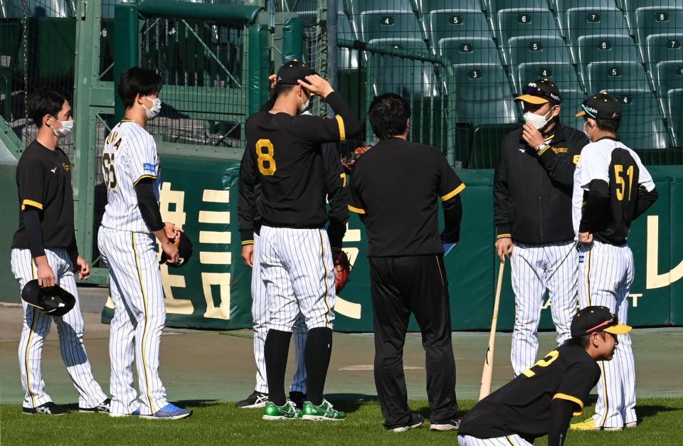 　岡田監督（右から２人目）は侍ジャパンに選出されている（左から）近本、湯浅、佐藤輝、中野（右端）に声を掛ける（撮影・山口登）