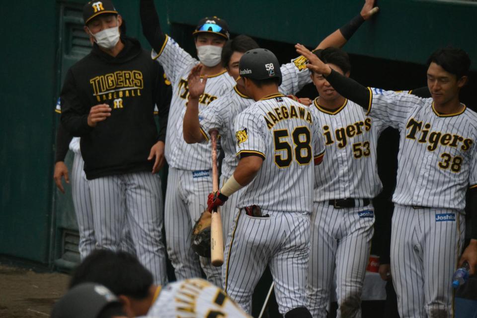 　八回に右中間への同点ソロを放ち、仲間とハイタッチを交わす前川