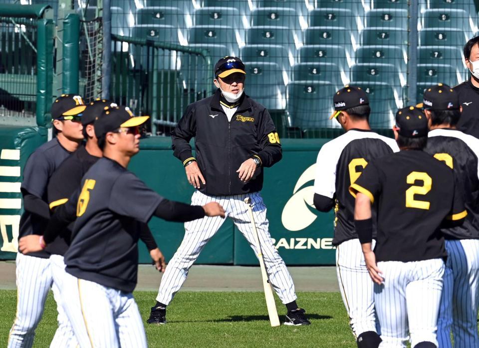 　練習を見守る岡田監督（撮影・山口登）