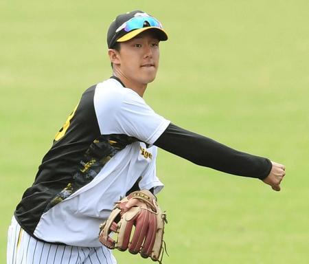 　アピールポイントの肩を生かして遊撃奪取を狙う小幡