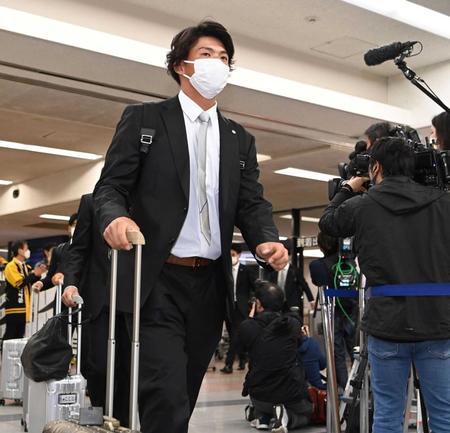 　空港に到着した井上