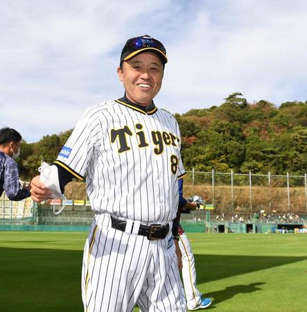 　笑顔で球場へ入る岡田監督（撮影・飯室逸平）