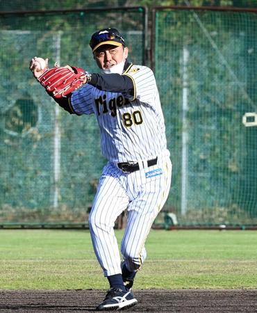 　ノックを受けてお手本を見せる岡田監督（撮影・飯室逸平）