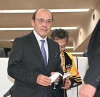 　空港で歓迎セレモニーを受けた岡田監督（撮影・田中太一）