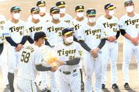 　歓迎セレモニーで花束を受け取った岡田監督（撮影・田中太一）