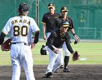 　岡田監督（８０）が見守る中、ノックを受ける（手前から）小幡、熊谷、高寺（撮影・飯室逸平）