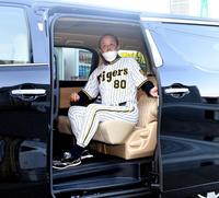 　車に乗り込み球場を後にする岡田監督（撮影・飯室逸平）