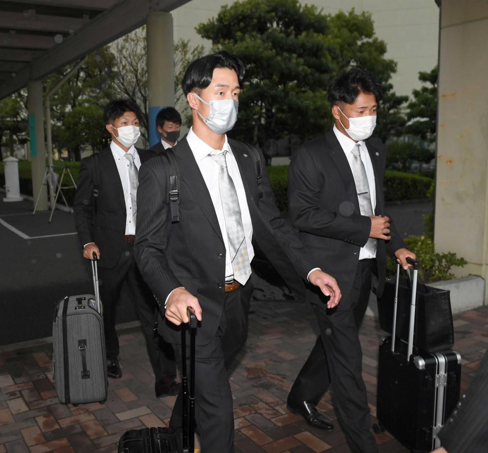 　高知入りした小幡（中央）＝撮影・飯室逸平