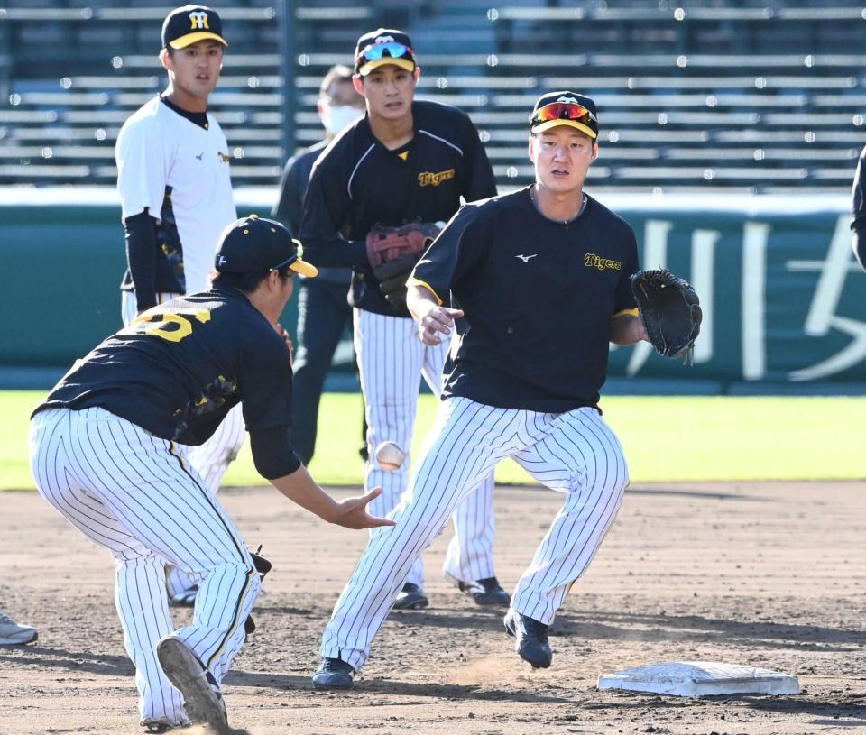 　二塁守備のレベルアップを目指す渡辺諒