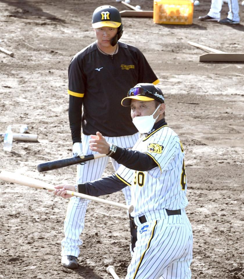 　大山（奥）に打撃指導する岡田監督（撮影・田中太一）