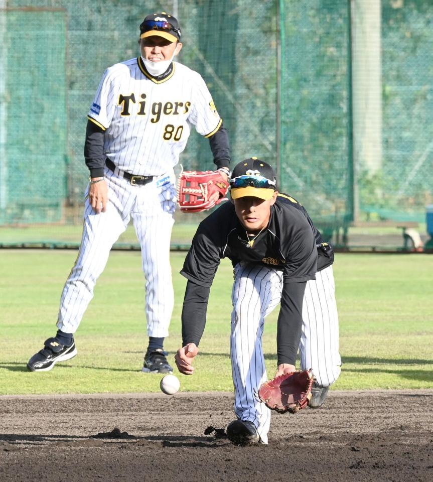 　岡田監督（後方）が見守る中、ノックを受ける小幡（撮影・飯室逸平）